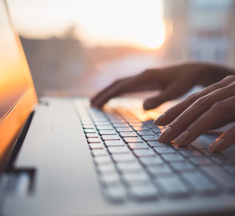 hands-laptop-is-right