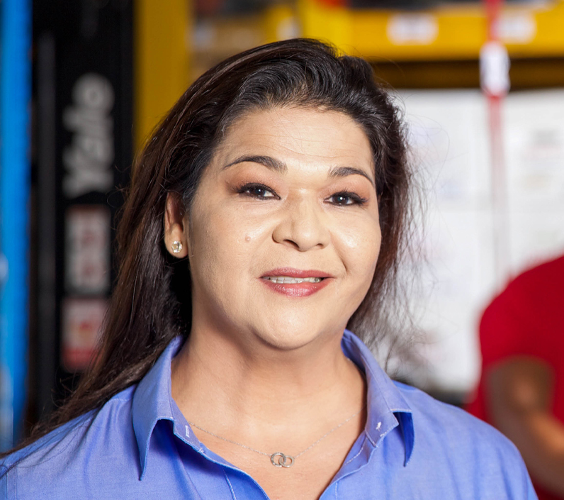 warehouse-manager-2-cs-right manager in warehouse