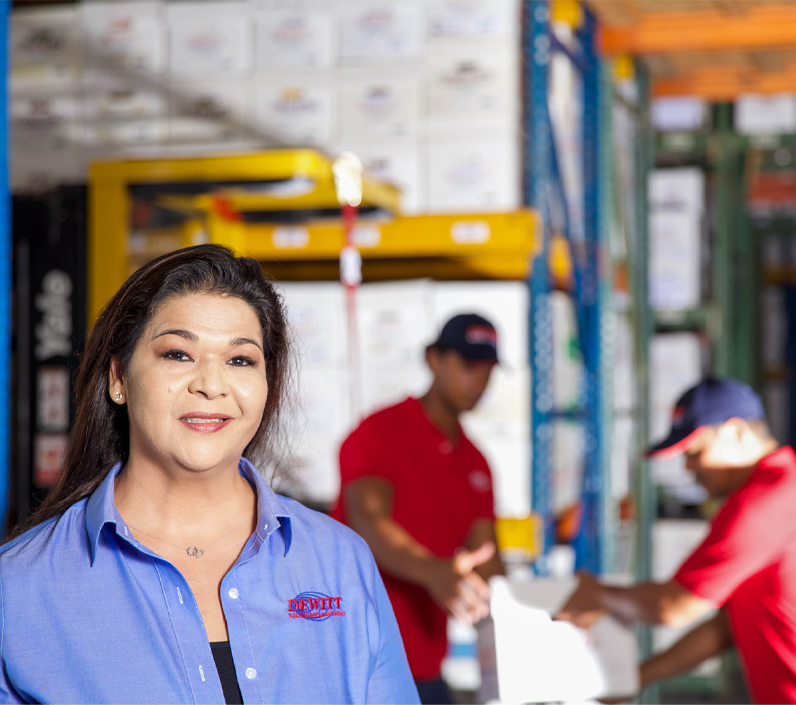 warehouse-manager-3-cs-right manager in warehouse