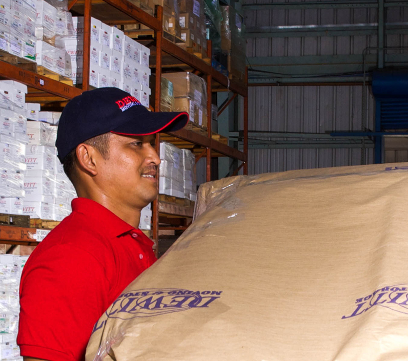 warehouse-worker-loading-1-cs-right carrying furniture